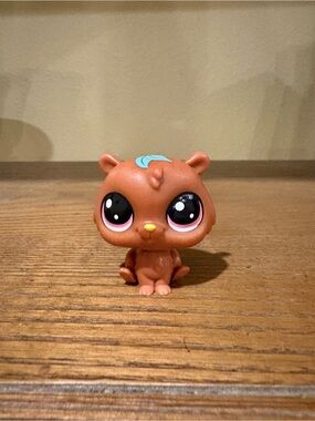 Littlest Pet Shop Brown Squirrel Figure with Pink Eyes and Blue Mark